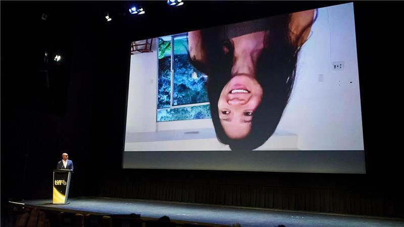 Regisseurin Chloé Zhao spricht in einer auf den Kopf gestellten, aufgezeichneten Botschaft. 