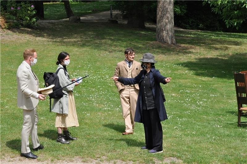 Regisseurin Marie Noëlle (von rechts) dirigiert im Garten des Barkenhoffs die Schauspieler Florian Lukas, Naomi Achternbusch und Johann von Bülow. Foto: Schmidt