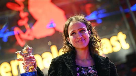 Regisseurin Mati Diop mit ihrem Goldenen Bären für „Dahomey“.