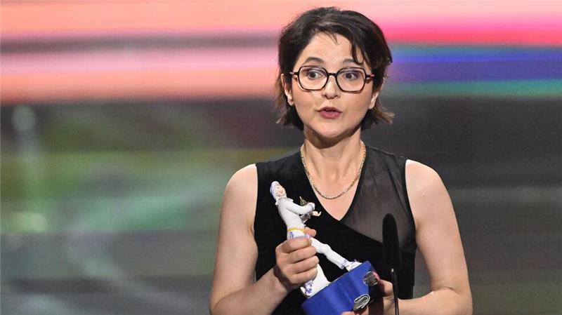 Appelle für offene Gesellschaft beim Bayerischen Filmpreis Regisseurin Polat hofft, „dass Menschlichkeit, Empathie und Respekt uns wieder zusammenführt“.