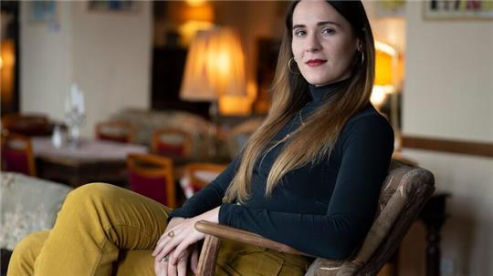 Regisseurin Tamara Denic sitzt bei einem Interviewtermin mit der Deutschen Presse-Agentur in einem Café im Bezirk Schöneberg.