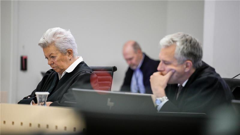 Der tiefe Fall des Royal-Sohns: Høiby soll ins Gefängnis Regungslos nehmen Høibys Verteidiger das Urteil gegen ihren Mandaten auf.