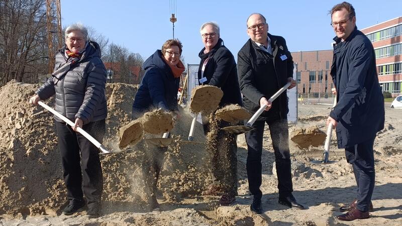 6000 Tonnen Betonstahl und mehr als 100 Kilometer Kabel: Das ist das neue Stader Finanzamt Reibungslose Teamarbeit, auch beim feierlichen Spatenstich (von links): Sabine Tegtmeyer-Dette, Cristina von Pozniak-Bierschenk, Andreas Romeiser, Sönke Hartlef und Philipp Schneider.