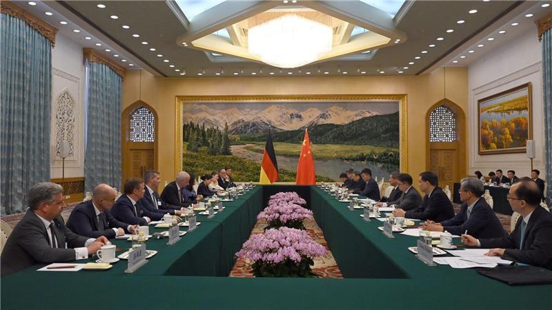 Zwischen Vorsicht und Fairness - Reiches China-Spagat Reiche sprach mit Vize-Premier He Lifeng über Kooperation.