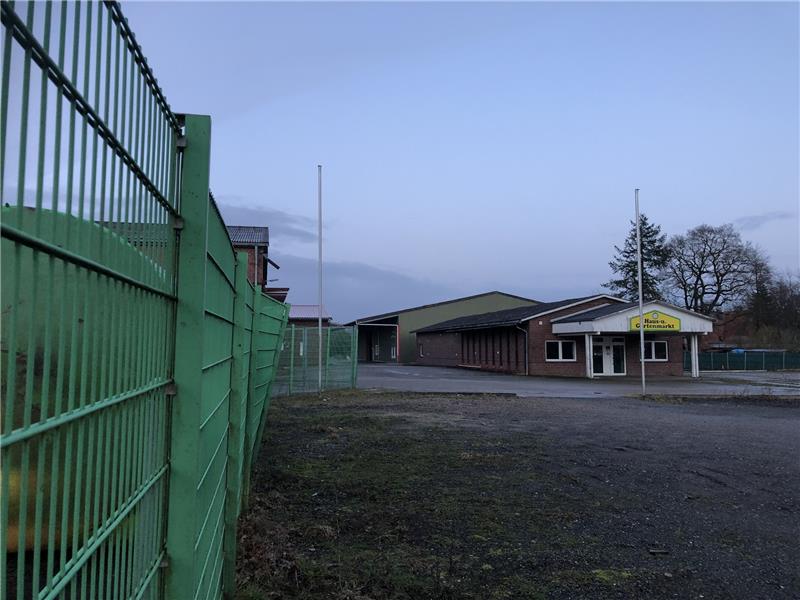Auf ehemaligem Betriebshof: Investor plant Wohnhäuser in Oldendorfs Ortsmitte Reichlich versiegelte Fläche: Auf dem ehemaligen Raisa-Gelände will eine Firma aus Oldenburg Einfamilien- und Doppelhäuser bauen. Foto: Klempow