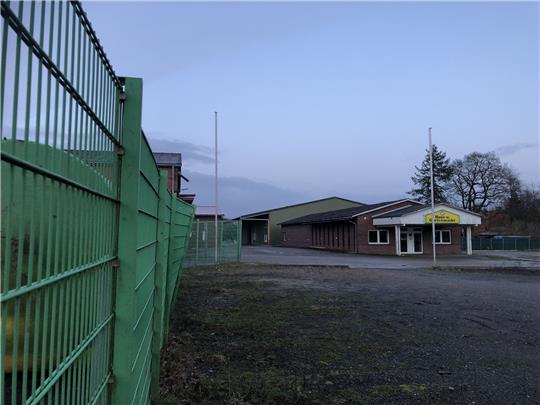 Reichlich versiegelte Fläche: Auf dem ehemaligen Raisa-Gelände will eine Firma aus Oldenburg Einfamilien- und Doppelhäuser bauen. Foto: Klempow