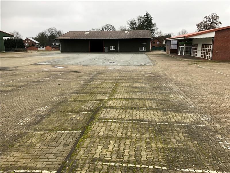 Auf ehemaligem Betriebshof: Investor plant Wohnhäuser in Oldendorfs Ortsmitte Reichlich versiegelte Fläche: Auf dem ehemaligen Raisa-Gelände will eine Firma aus Oldenburg Einfamilien- und Doppelhäuser bauen. Foto: Klempow
