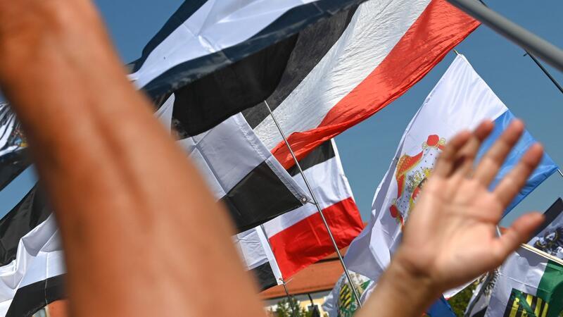 Senior (66) suchte Kontakt zu Putin – Ziel: Umsturz in Deutschland Reichsflaggen werden auf einer Reichsbürgerkundgebung hochgehalten.