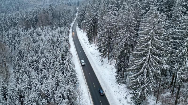 Reichweite, Verbrauch und Ladegeschwindigkeit: Der ADAC hat 14 E-Autos bei winterlichen Verhältnissen getestet.