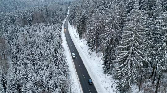 Reichweite, Verbrauch und Ladegeschwindigkeit: Der ADAC hat 14 E-Autos bei winterlichen Verhältnissen getestet.