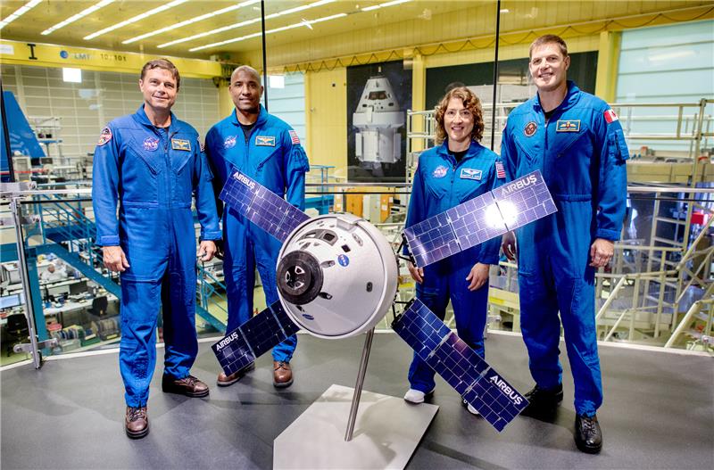Reid Wiseman (l-r), Victor Glover, Christina Koch und Jeremy Hansen berichteten von der bevorstehenden „Artemis 2-Mission“. Foto: Hauke-Christian Dittrich/dpa