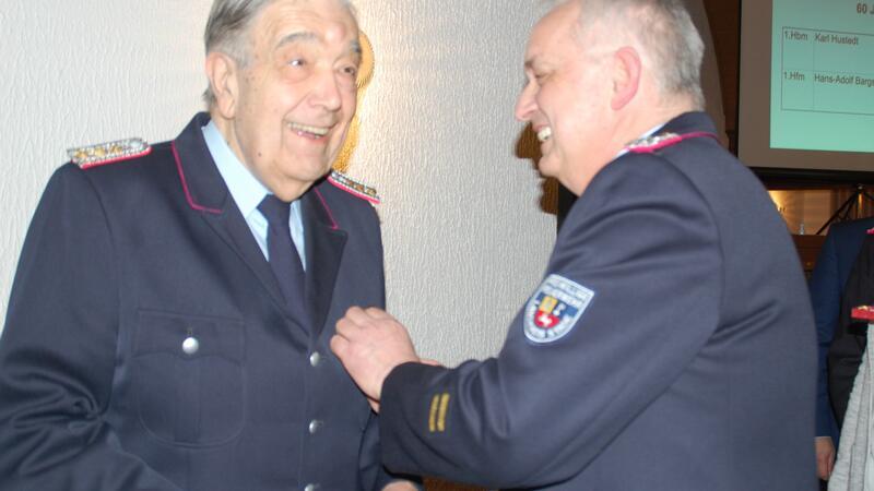 Reife Leistung: Für 60 Jahre Dienst bei der Feuerwehr erhielt Karl Hustedt aus Deinste (links) vom stellvertretenden Kreisbrandmeister Torsten Hellwege die Auszeichnung.