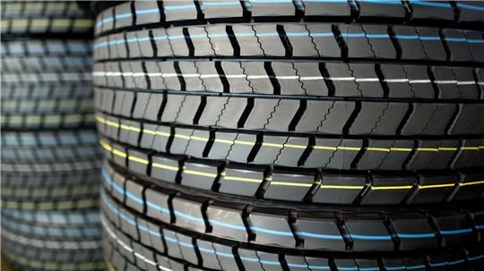 Reifen des Reifenherstellers Continental AG lagern in einem Logistikzentrum in Isernhagen.