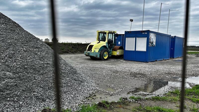 Still ruht der Surfpark in Stade: Das lange Warten auf das Verwaltungsgericht Reifen platt: Die Walze, die auf dem Gelände steht, hat sich offenbar schon länger nicht bewegt.