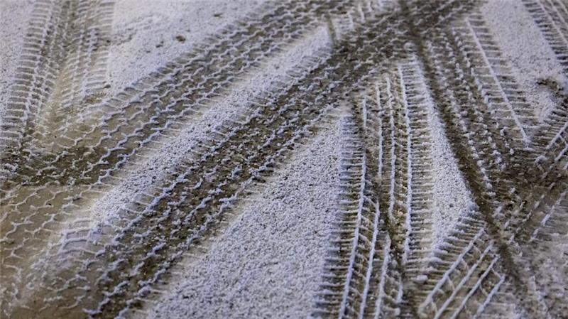 Gefährliche Glätte in ganz Deutschland Reifenspuren im Schnee: Nach dem milden Start ins neue Jahr steht der Winter und mitunter gefährliche Glätte ins Haus.