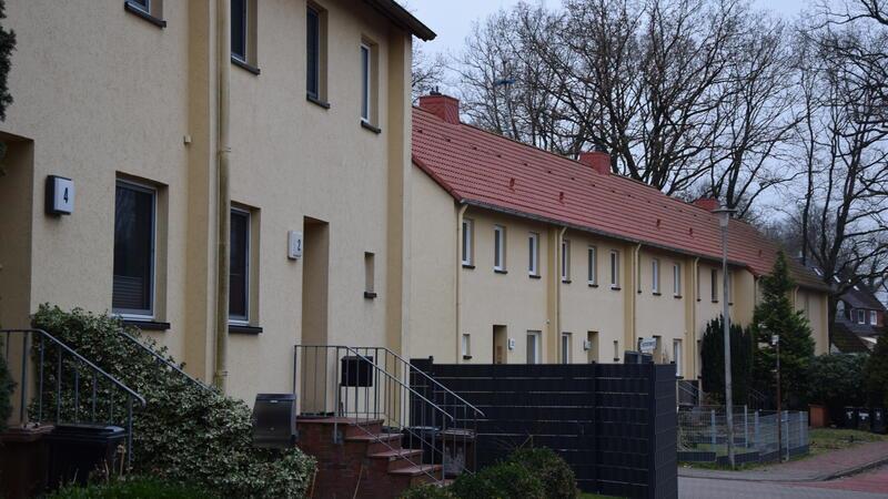 Bezahlbares Wohnen: Buxtehude soll Häuser vom Bund kaufen Reihenhäuser am Tannenweg in Buxtehude sind im Eigentum des Bundes - manche von ihnen stehen leer.