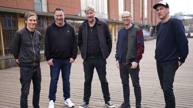 Kettcar auf Platz eins der Album-Charts Reimer Bustorff (r-l, Bass), Erik Langer (Gitarre), Marcus Wiebusch (Sänger und Gitarrist), Lars Wiebusch (Keyboard) und Christian Hake (Schlagzeug) sidn Kettcar.