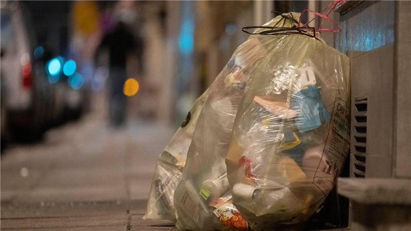 Rein in den Gelben Sack, damit es später recycelt werden kann: Plastikmüll an einer Straße in Deutschland.