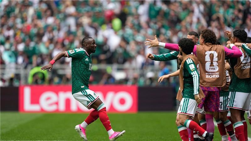 Rot-Festival gegen Südafrika: Mexiko gewinnt WM-Auftakt Rein in die Menge: Quinones jubelt mit seinen Teamkollegen.