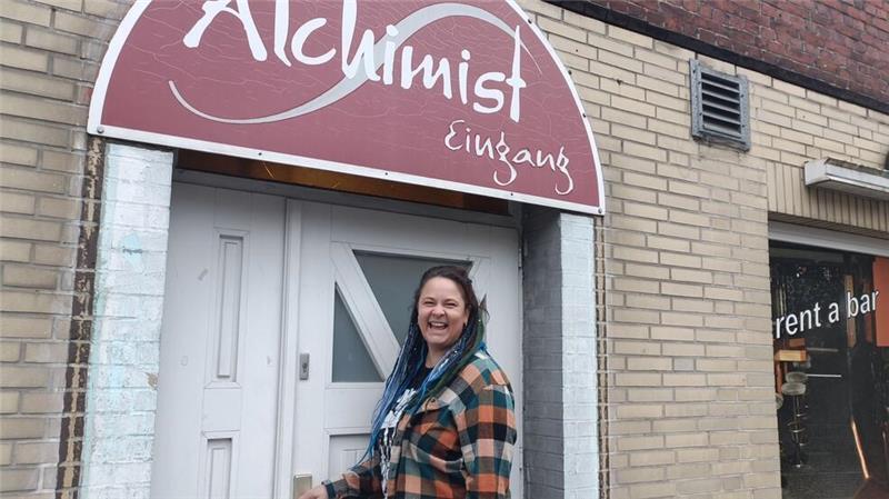 Neue Ideen für Stader Bar Alchimist: Singende Wirtin legt los Rein in die gute Stube: Inga Wehnert hat mit der Miet-Bar Alchimist einiges vor.