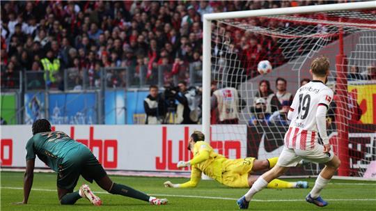 Rein ins Freiburger Glück: Niklas Beste trifft sehenswert zum 1:0.