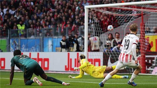 Rein ins Freiburger Glück: Niklas Beste trifft sehenswert zum 1:0.