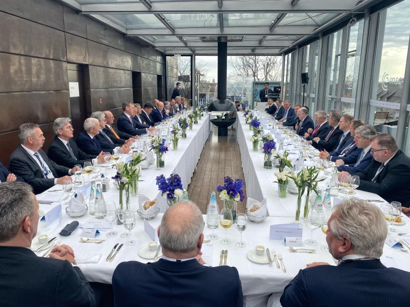 Reine Männerrunde beim CEO-Lunch in München - das sorgt für Aufregung im Netz. Foto: Michael Bröcker/The Pioneer/dpa