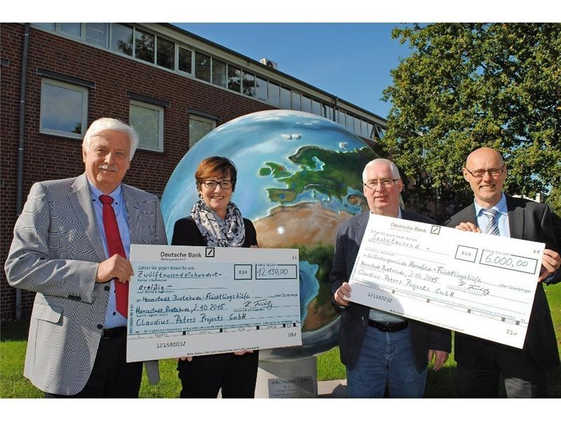 Reiner Frühling (links) und Hermann Fitschen (rechts) von Claudius Peters/ Langley bei der Übergabe der 18 130 Euro an Bürgermeisterin Katja Oldenburg-Schmidt (Buxtehude) und Frank Fohrmann (Harsefeld). Vasel