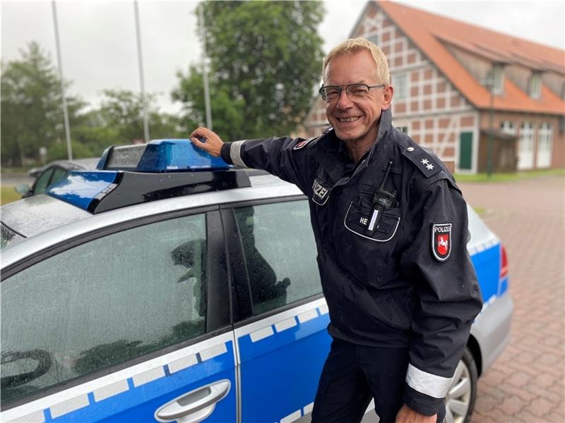 Mit Herz, Hund und Handfeuerwaffe: Auf Streife mit Apensens Dorfsheriff Reiner Helms vor seinem Dienstfahrzeug – ein in die Jahre gekommener VW Passat Diesel mit fast 300 000 Kilometern auf der Uhr. Fotos: Lepél