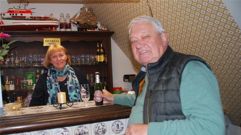 Reiner Klintworth und Namensvetterin Christine Klintworth lassen als Vorsitzende des Helmster Heimatvereins in der Heimatstube die alten Kneipen wieder aufleben - hier am Tresen im Helmster Sandkrug.