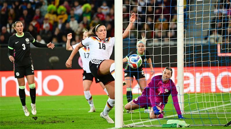 Kösslers Doppelpack: DFB-Frauen feiern 4:2 gegen Australien Reingedrückt: Melissa Kössler erzielte die Führung für das DFB-Team.