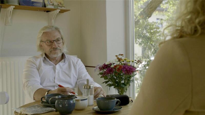 Reinhard Chedor im Gespräch mit einer Frau, die sich sicher ist, dass sie Mitte der 70er Jahre im Landkreis Cuxhaven zu Kurt-Werner Wichmann ins Auto gestiegen ist.
