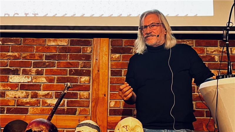 Reinhard Chedor in der Seminarturnhalle.