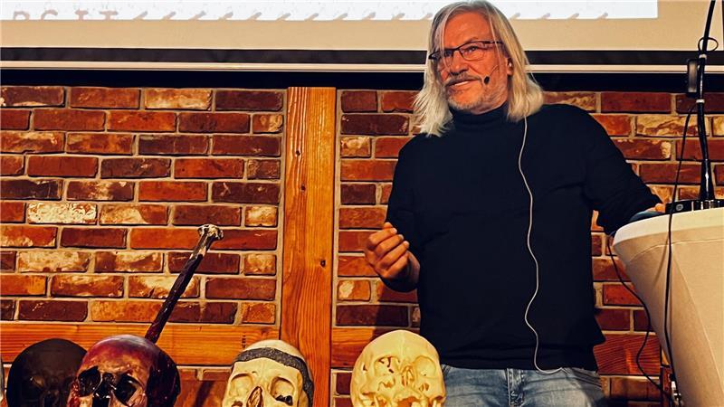 Reinhard Chedor in der Seminarturnhalle.