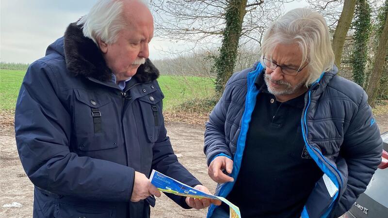 Reinhard Chedor (rechts) und Eckhard Neupert rekapitulieren in Altenwalde Kriminalgeschichte.