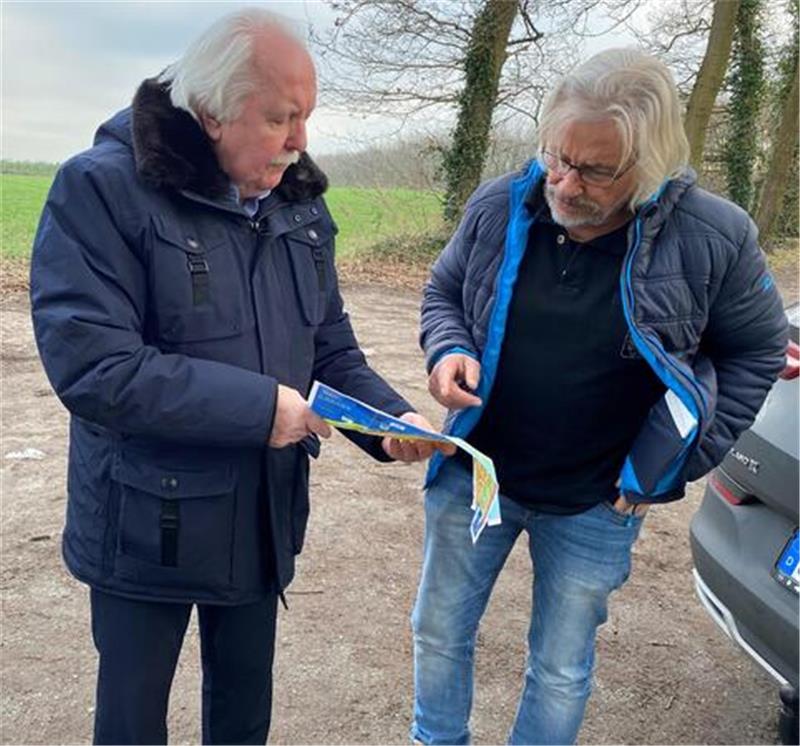 Reinhard Chedor (rechts) und Eckhard Neupert sind in Altenwalde unterwegs und versuchen, den Weg der beiden Frauen nachzuzeichnen, die im Wagen des mutmaßlichen Serienmörders Kurt-Werner Wichmann gesessen haben. Neupert ist pensionierter Kriminaldirektor und war damals für die Disco-Morde zuständig. Er geht von einem Serienmörder aus. Auch ihn lässt das Schicksal der Frauen nicht in Ruhe.