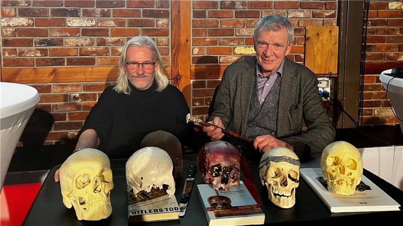 Reinhard Chedor und Klaus Püschel bei der ausverkauften Veranstaltung in der Seminarturnhalle.