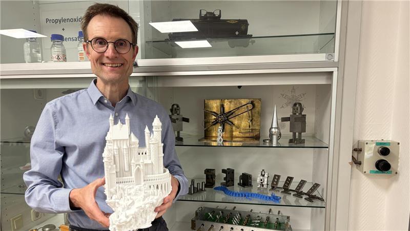 Reinhard Dill, Leiter der Berufsausbildung bei der Dow Stade, zeigt ein Modell aus dem 3D-Drucker, das von Azubis angefertigt wurde.
