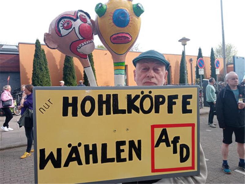 Massive Proteste vor AfD-Veranstaltung in der Buxtehuder Halepaghen-Schule Reinhard Feldmann (76) aus Jork: Die AfD verhöhnt unsere Demokratie. Nur Hohlköpfe wählen die AfD.