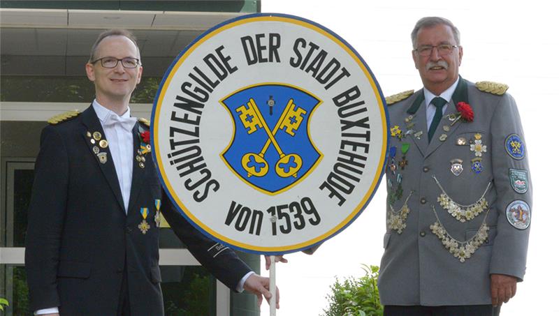Reinhard Meier (links) hat von Hans-Jürgen Lindner nach 25 Jahren das Amt des Vorsitzenden der Gilde übernommen. Foto: Wisser