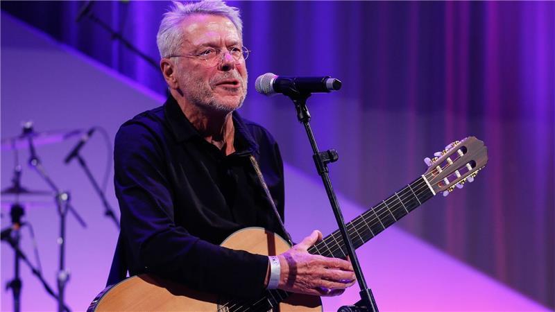 Streit um Liedtexte: Gema siegt vor Gericht gegen OpenAI Reinhard Mey ist in der Klage der Gema mit dem Text von „Über den Wolken“ vertreten. (Archivbild)