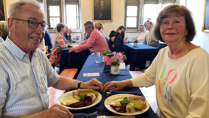 Reinhard Meyer-Schmeling und Sigrid Bienwald aus Stade beim Labskaus-Essen im historischen Rathaus