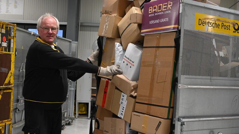 Reinhard Oelkers arbeitet schon seit 40 Jahren für die Post.
