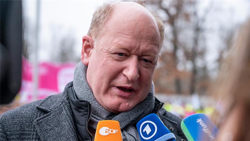 Niedersachsens Finanzminister: „Keine Überlegungen zur Fristverlängerung für Grundsteuererklärung“ Reinhold Hilbers (CDU), Finanzminister von Niedersachsen hat seine Grundsteuererklärung bereits abgegeben. Foto: Christophe Gateau/dpa