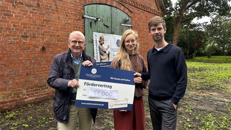 Reinhold Kolck, Ortskurator der Deutschen Stiftung Denkmalschutz, brachte zum Baustellenbesuch den Fördervertrag mit.