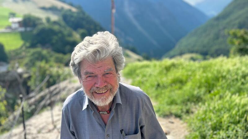 Reinhold Messner steht vor seinem Schloss Juval.