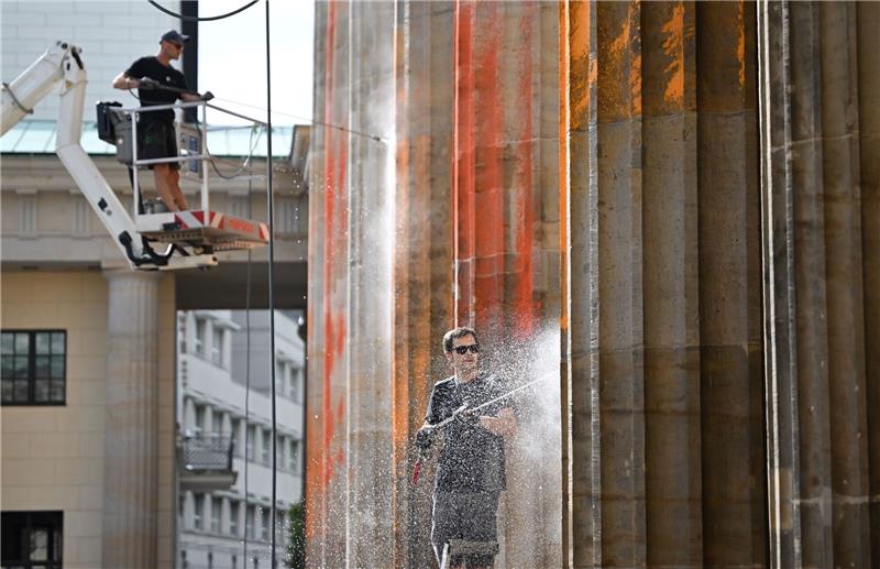 Reinigungsarbeiten nach einem Farbanschlag der so genannten letzten Generation auf das Brandenburger Tor.