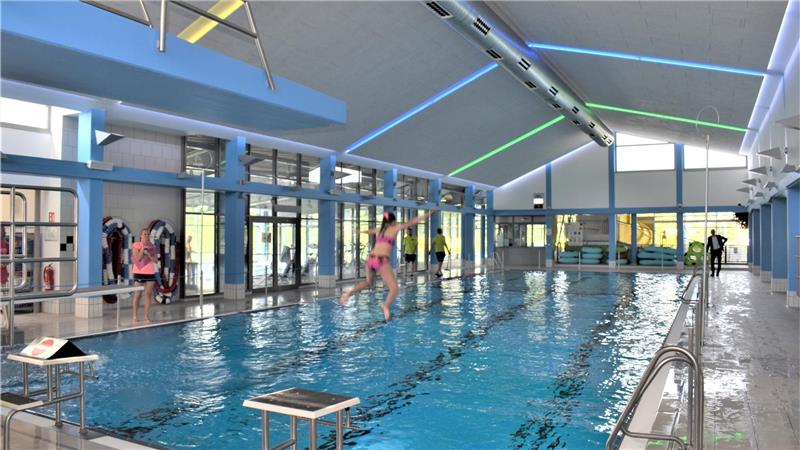 Reinspringen und sich wohlfühlen: Auch dieses Mädchen genießt es, unter der energetisch erneuerten Hallendecke des Sportbeckens in der Moor-Therme in Bad Bederkesa wieder richtig abtauchen zu können.  Foto: Schoener