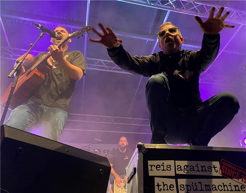 Reis Against The Spülmachine in Höchstform: Onkel Hanke und Don Filippo heizen das Publikum an.