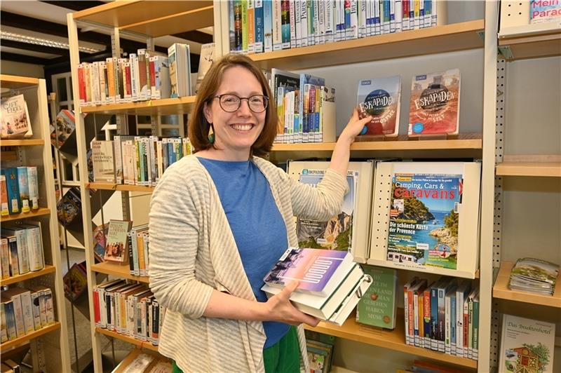 Reiseliteratur für die Sommerferien: Christine Ottenbreit (43) ist die neue Leiterin der Gemeindebücherei in Jork und in Königreich. Foto: Vasel